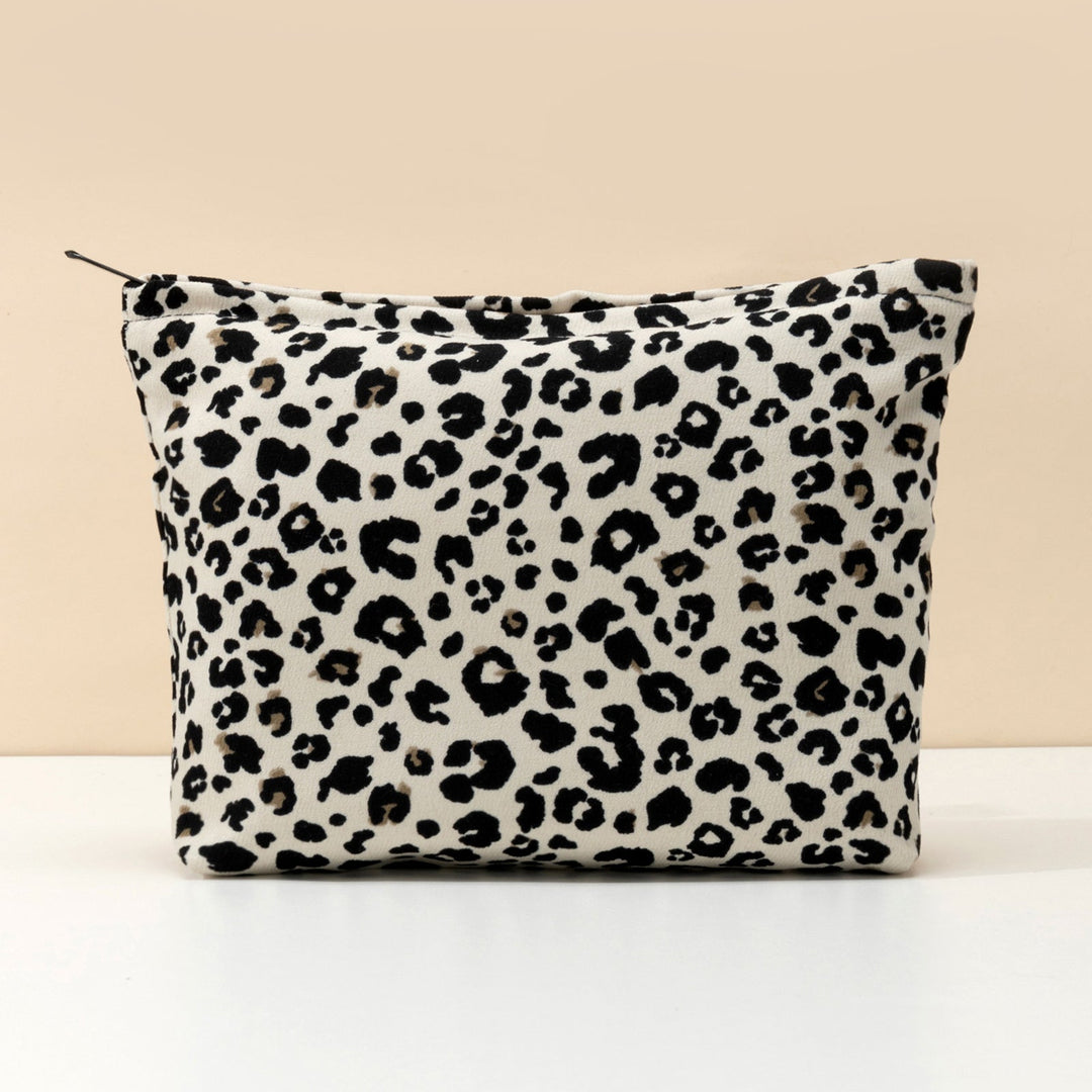 Trousse maquillage léopard pratique et compacte, parfaite pour organiser les essentiels de beauté en déplacement ou à la maison.