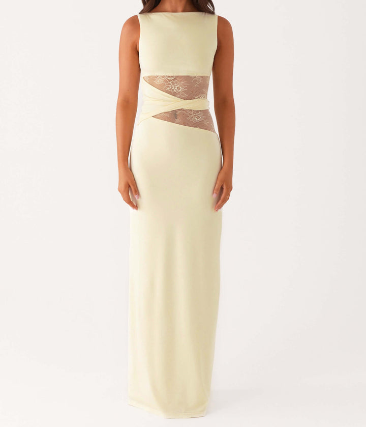 Robe longue fashion pour événement, coupe ajustée, avec texture de dentelle et drapé moderne. Idéale pour femme élégante.