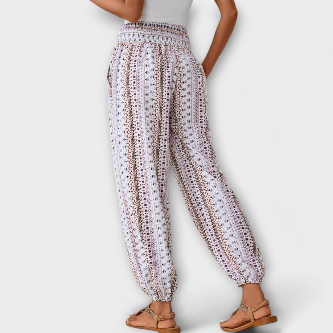 Mode femme: pantalon ethnique Scarlett, design unique pour un style affirmé et un confort optimal.