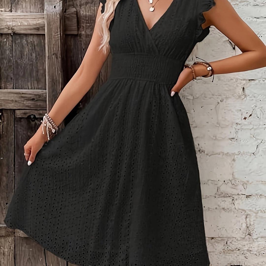 Vue arrière d'une robe portefeuille femme brodée légère, estivale, avec détails de tissu fluide.