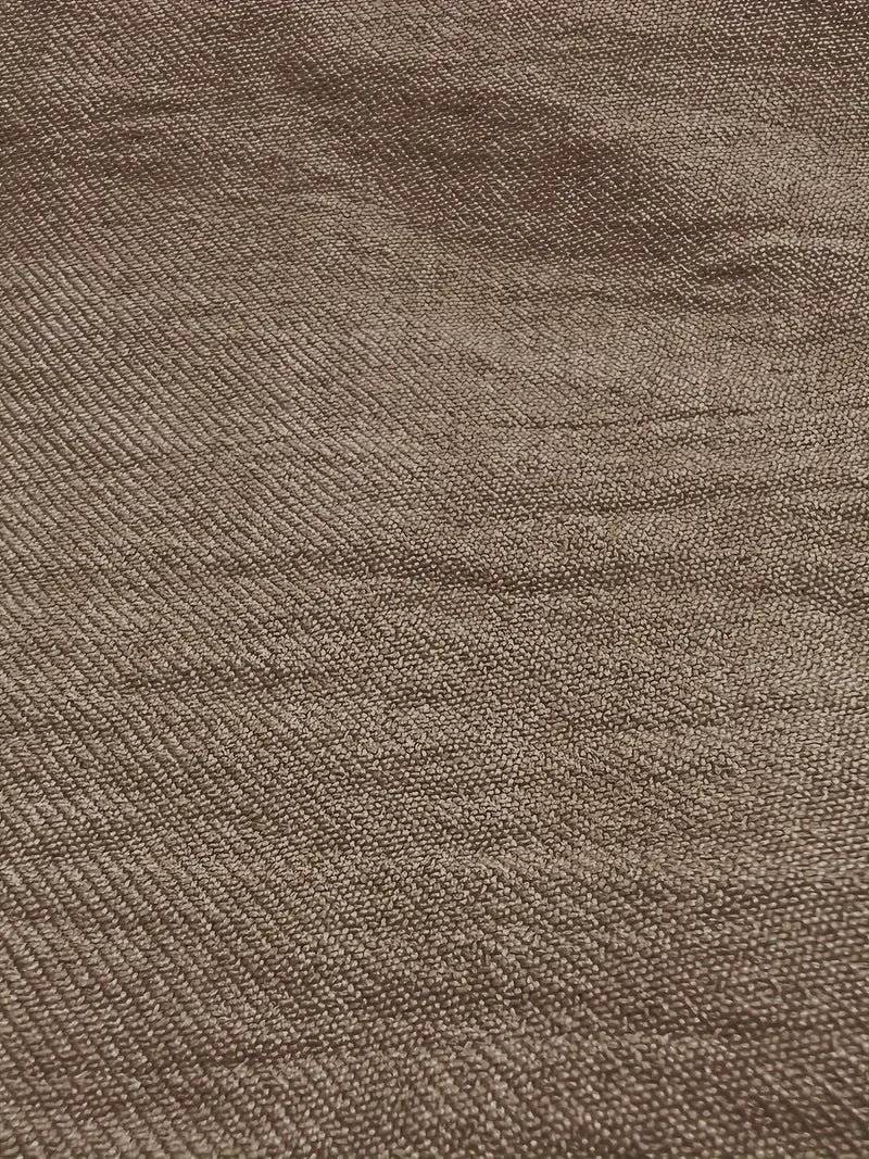 Robe de printemps fleurie femme chic, avec un col-v, pour un look décontracté et élégant en vacances.