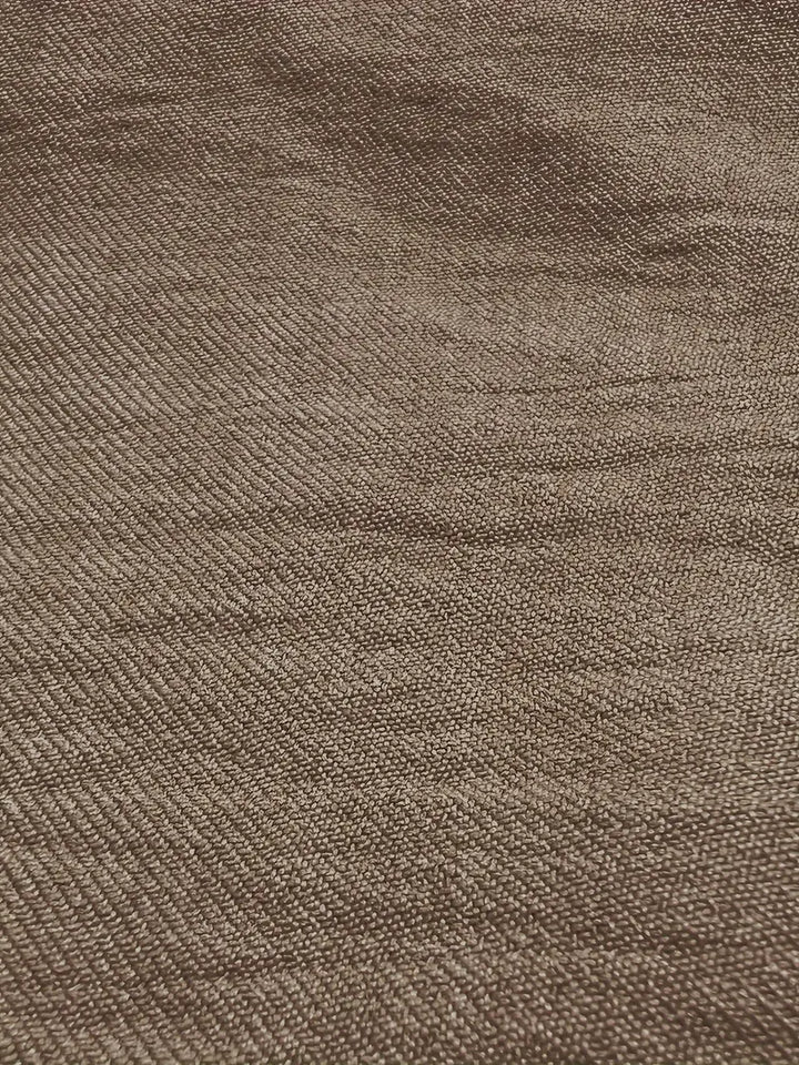 Robe de printemps fleurie femme chic, avec un col-v, pour un look décontracté et élégant en vacances.