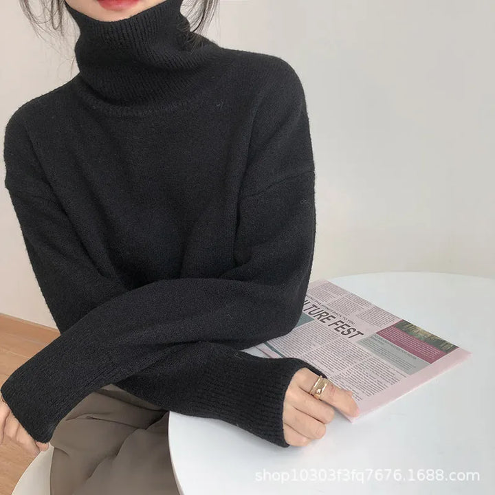 Détail du pull matelassé col roulé femme, texture élégante et douillette. Confort hivernal assuré.