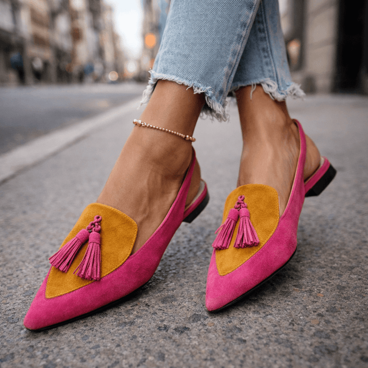 Mules femme à pompons, bicolores et sophistiquées, offrant confort et style chic pour l'été.