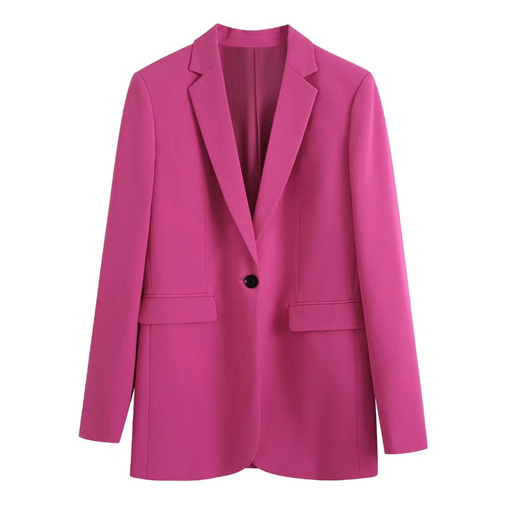 Femme en ensemble blazer pantalon rose poudré, style professionnel moderne et chic.