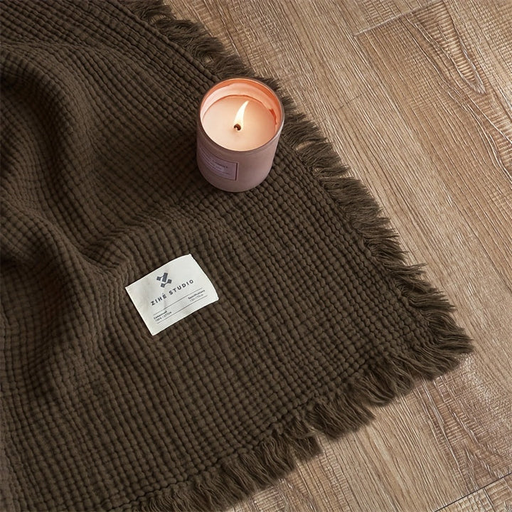 Décoration maison: jeté de lit en gaze de coton vert olive avec franges, style naturel et doux.