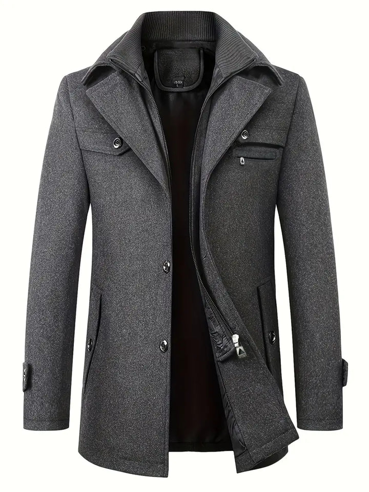 Trench classique homme, porté ouvert sur une tenue élégante, ajoutant une touche chic au look.