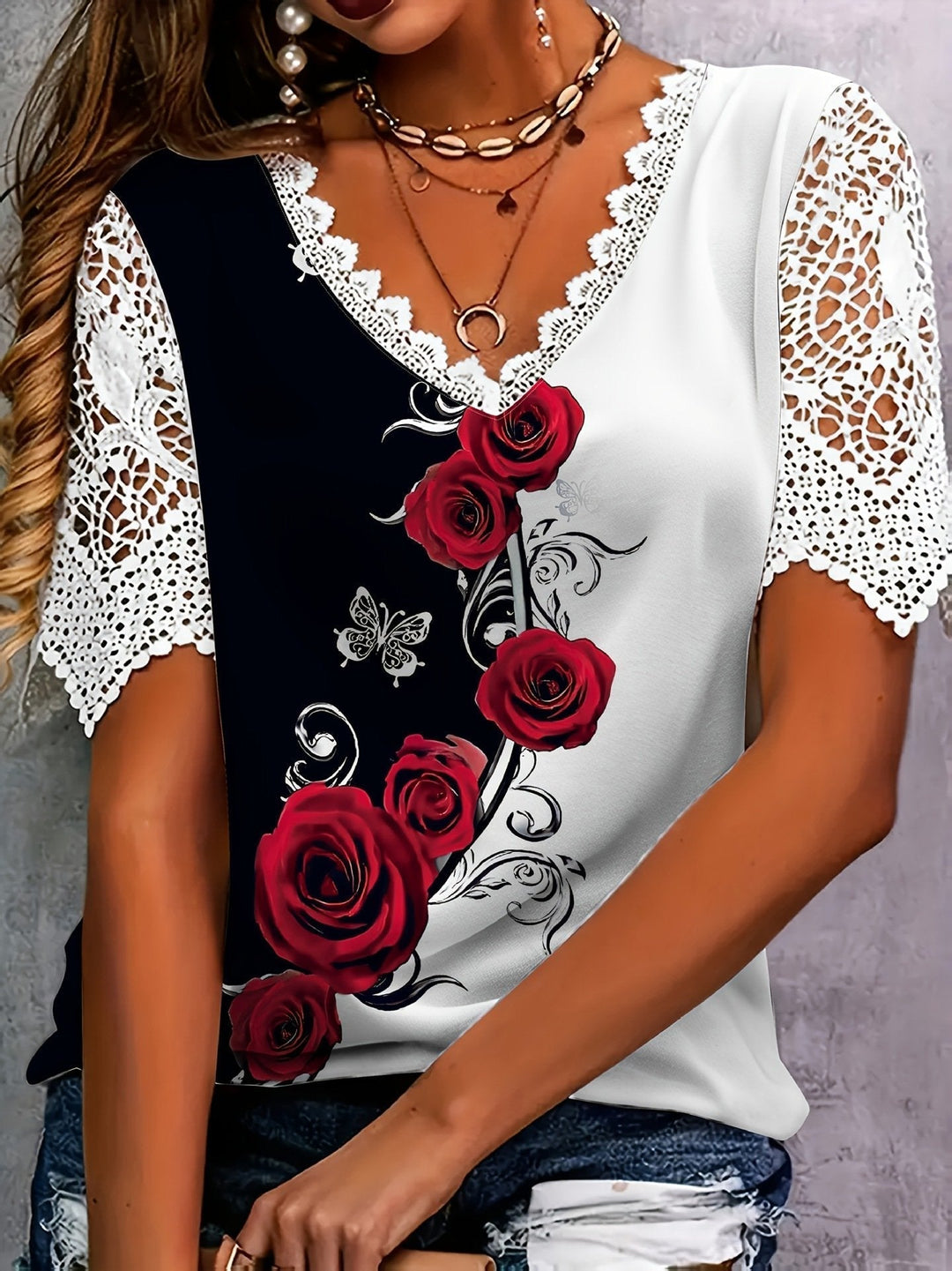 Haut femme en polyester imprimé floral, décolleté V. Manches courtes dentelle. Parfait pour printemps été.