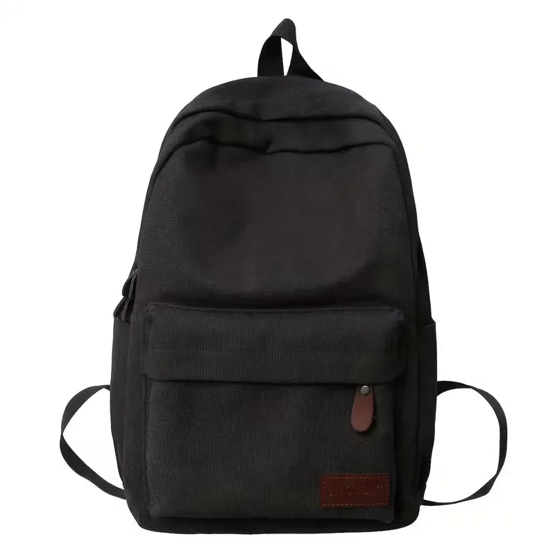 Homme portant un sac à dos en canvas élégant, idéal pour un look urbain et organisé.
