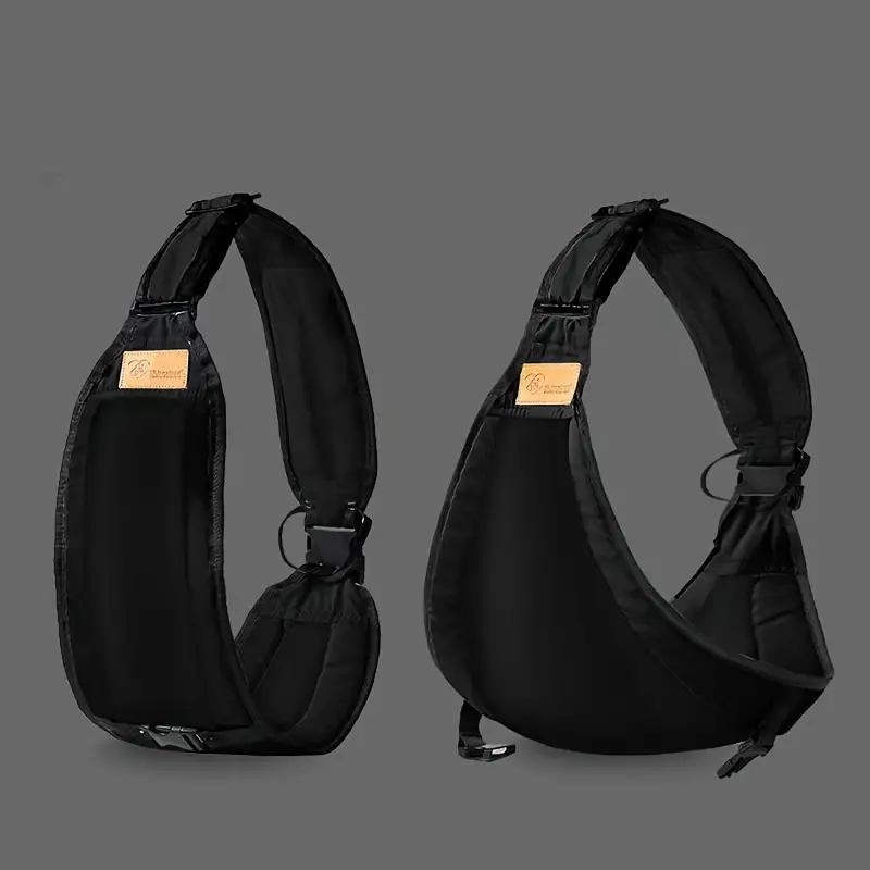 Bébé confortablement installé dans porte-bébé ergonomique vert, ajustable pour portage sain.