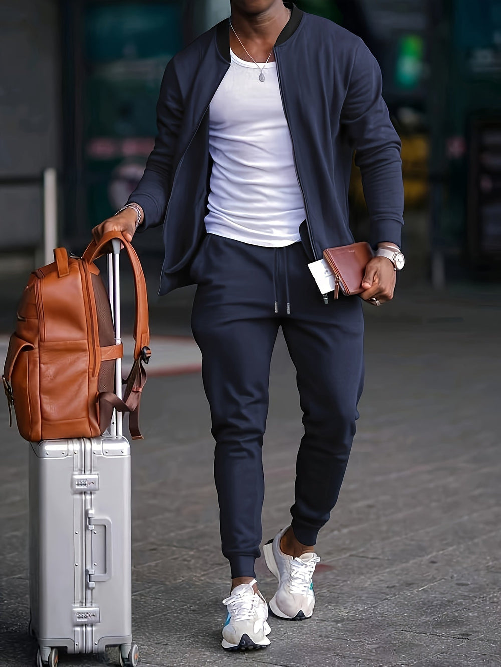 Ensemble jogging homme bleu marine coupe ajustée, veste zippée & pantalon confortable pour style urbain.