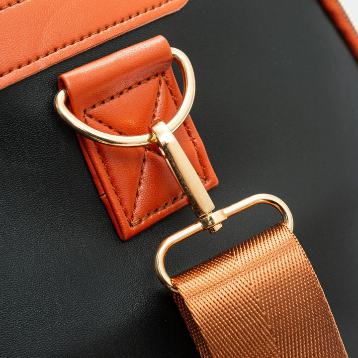 Sac duffel graphite pour femme, idéal week-end, organisé et stylé.