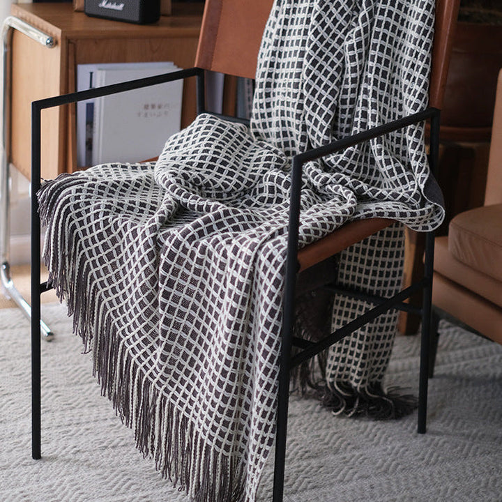 Plaid doux en tricot grosses mailles pour le salon ou la chambre, apportant chaleur et touche moderne et cosy.