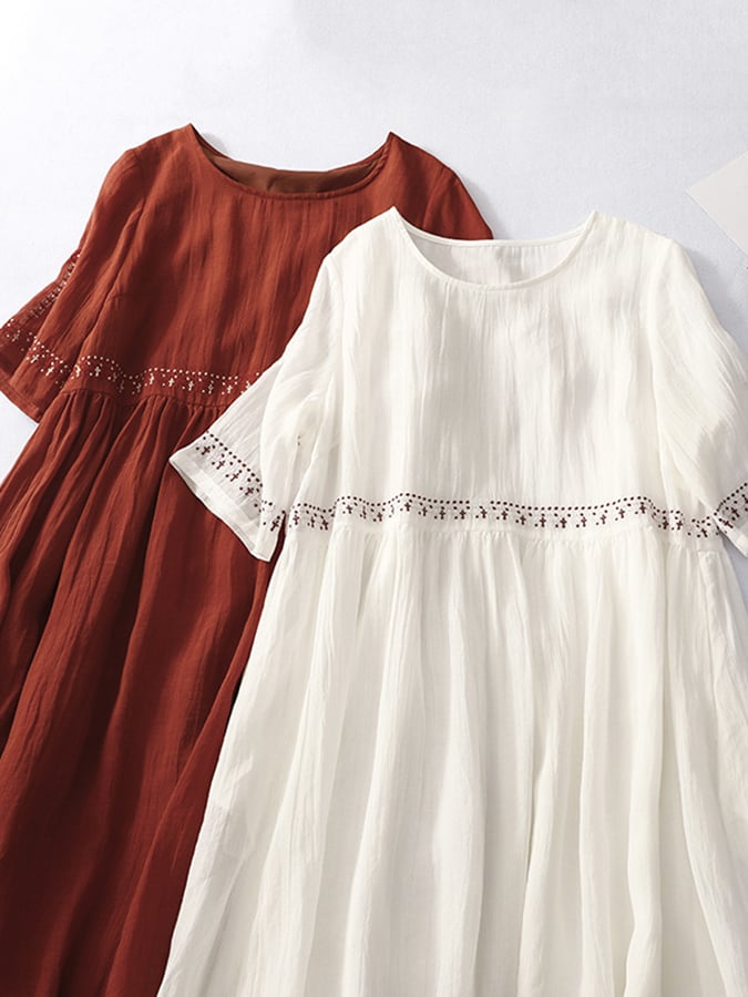 Robe longue maxi brodée pour femmes, tenue estivale parfaite pour la plage ou les événements élégants.