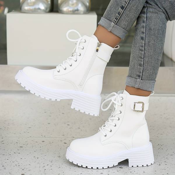 Bottes blanches élégantes pour femmes, idéales pour l'automne-hiver. Chaussures chic et confortables.