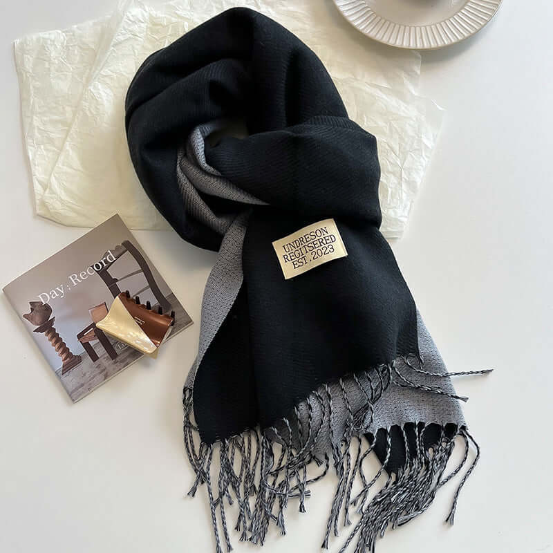 Accessoire essentiel hivernal : écharpe femme réversible en cachemire, pour chaleur, douceur et style mode.