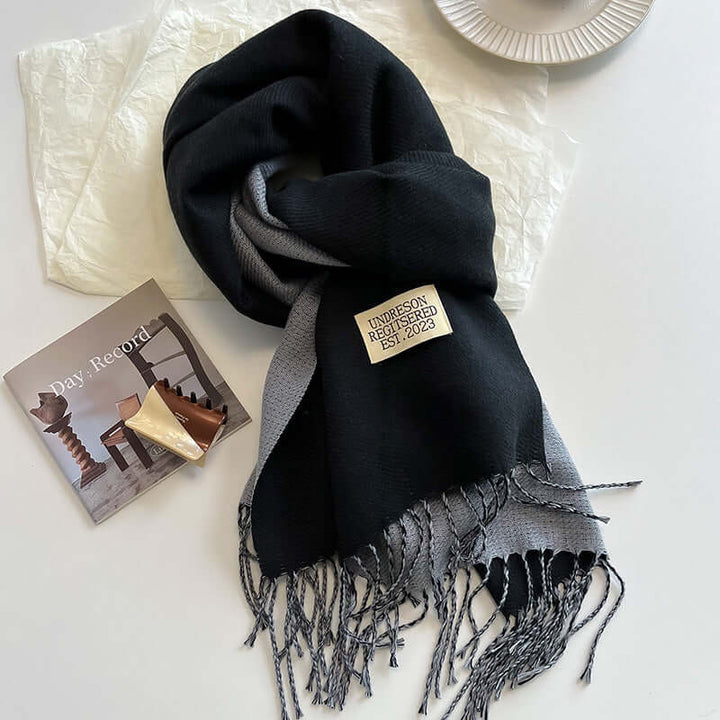 Accessoire essentiel hivernal : écharpe femme réversible en cachemire, pour chaleur, douceur et style mode.