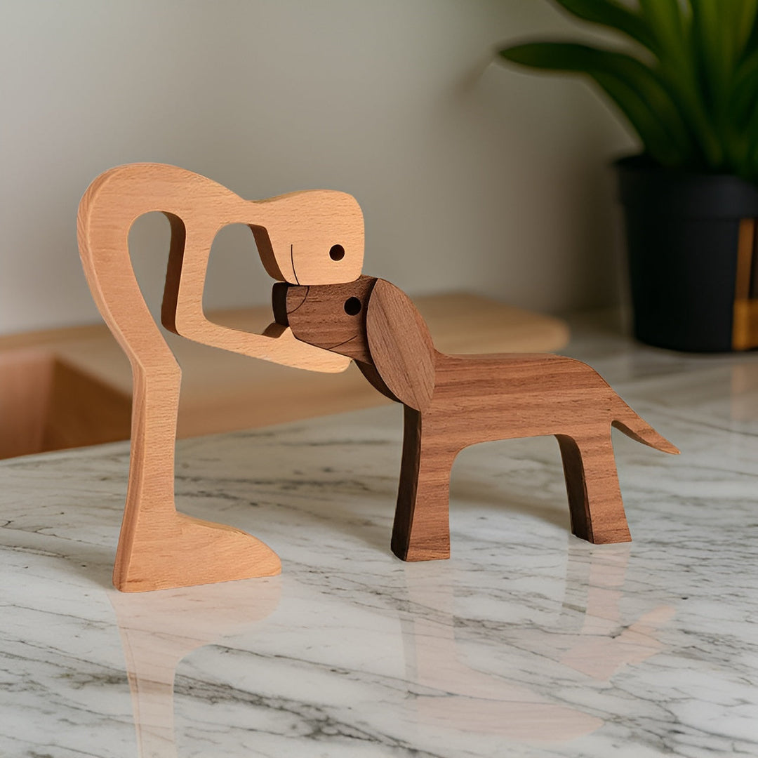 Sculpture décorative en bois: couple homme-femme et chien, symbolisant un lien affectif familial et l'amour.