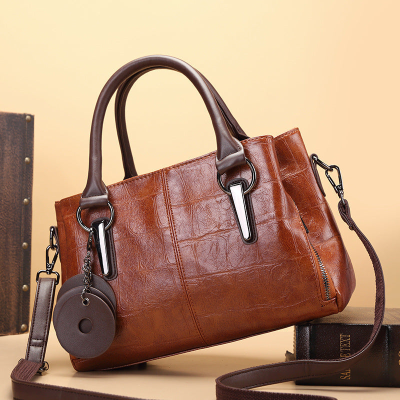 Élégant sac à main structuré pour femme en cuir synthétique, accessoire de mode chic et polyvalent.