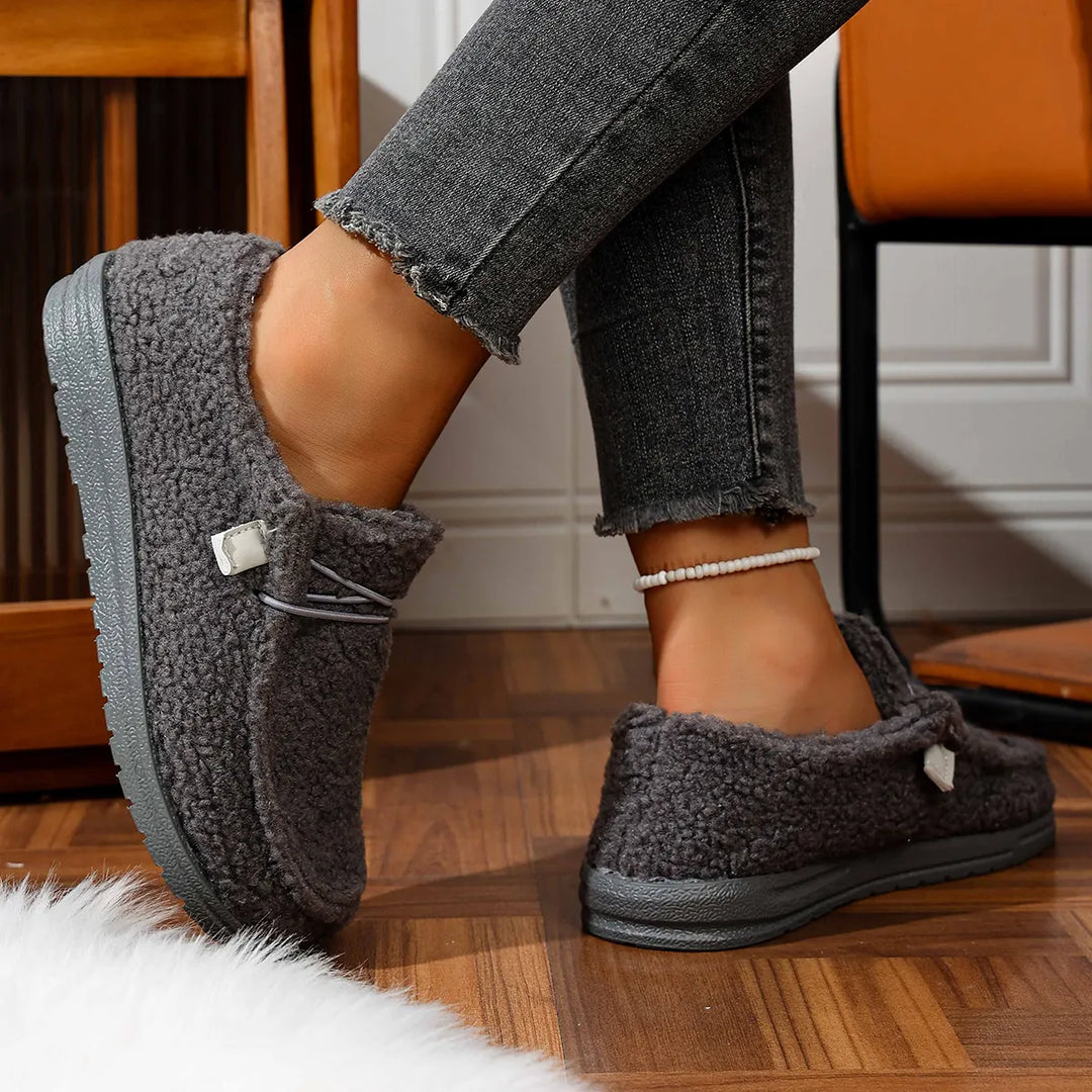 Chaussons anti-dérapants femme en teddy, offrant un confort inégalé et de la chaleur hivernale.