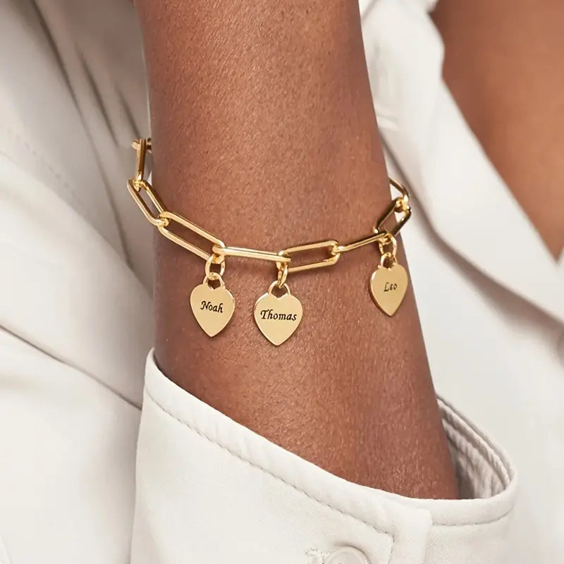 Bracelet femme personnalisé avec cœurs gravés au poignet, bijou tendance en acier inoxydable, affectif.