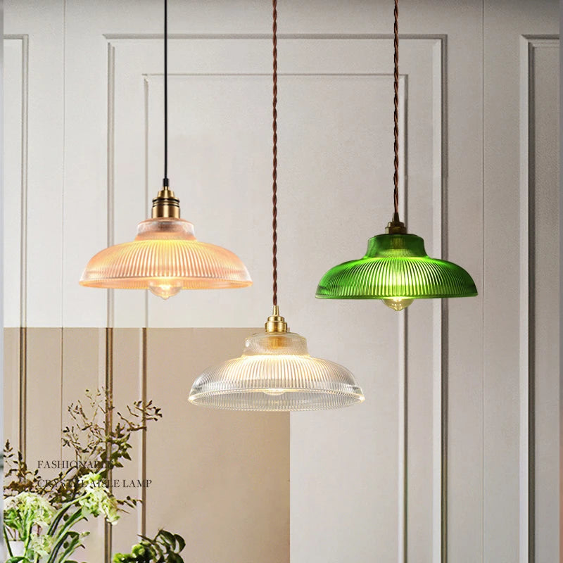 Luminaire suspendu LED en verre et métal, style moderne, parfait pour une décoration intérieure élégante et durable.