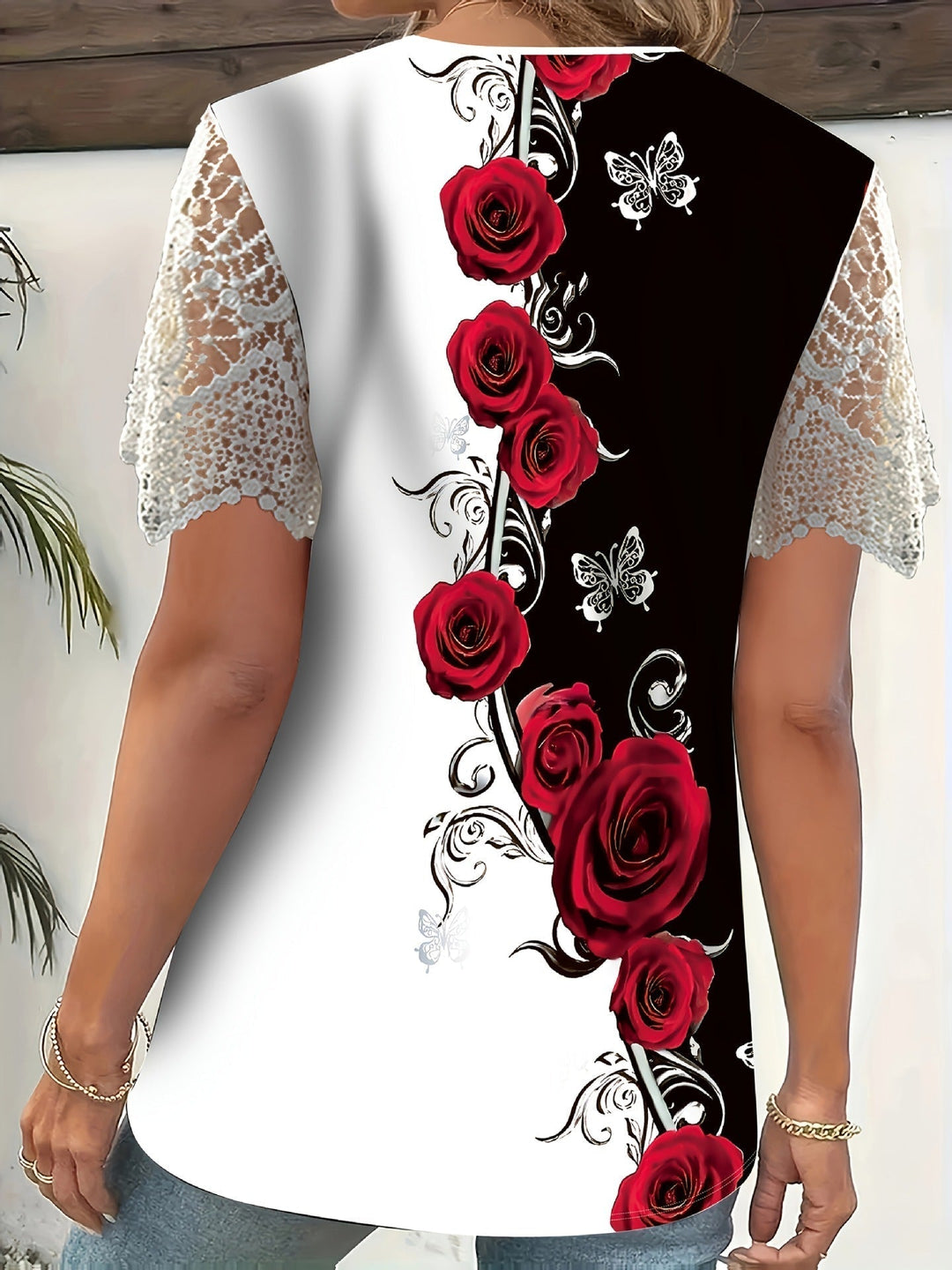 Haut floral élégant pour femme avec décolleté en V profond et délicates manches en dentelle. Mode féminine.