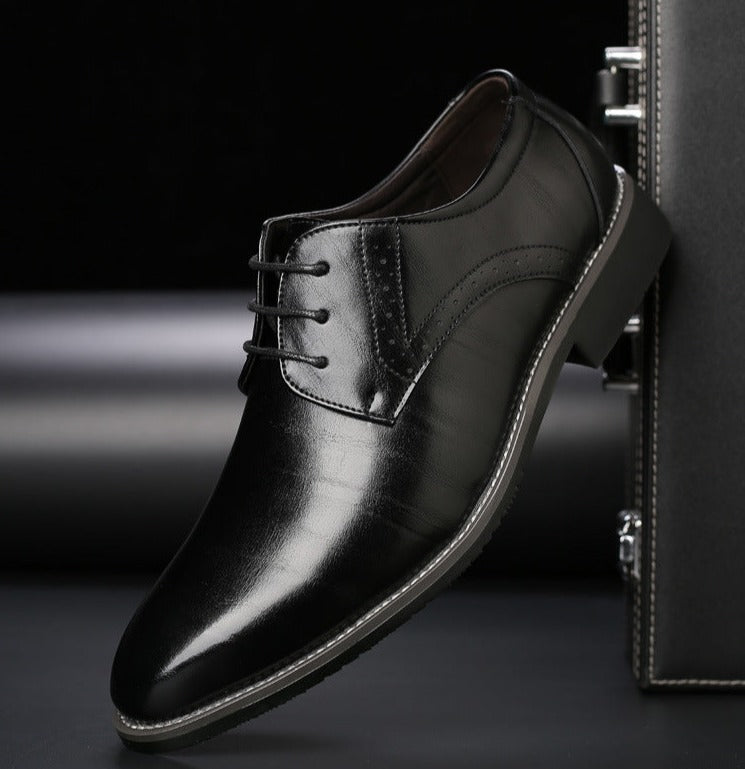 Chaussures homme élégantes à lacets, style classique pour le bureau ou une tenue habillée en ville, confortables.