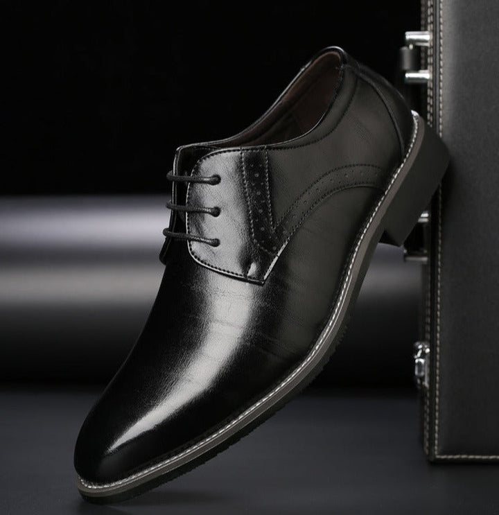 Chaussures homme élégantes à lacets, style classique pour le bureau ou une tenue habillée en ville, confortables.