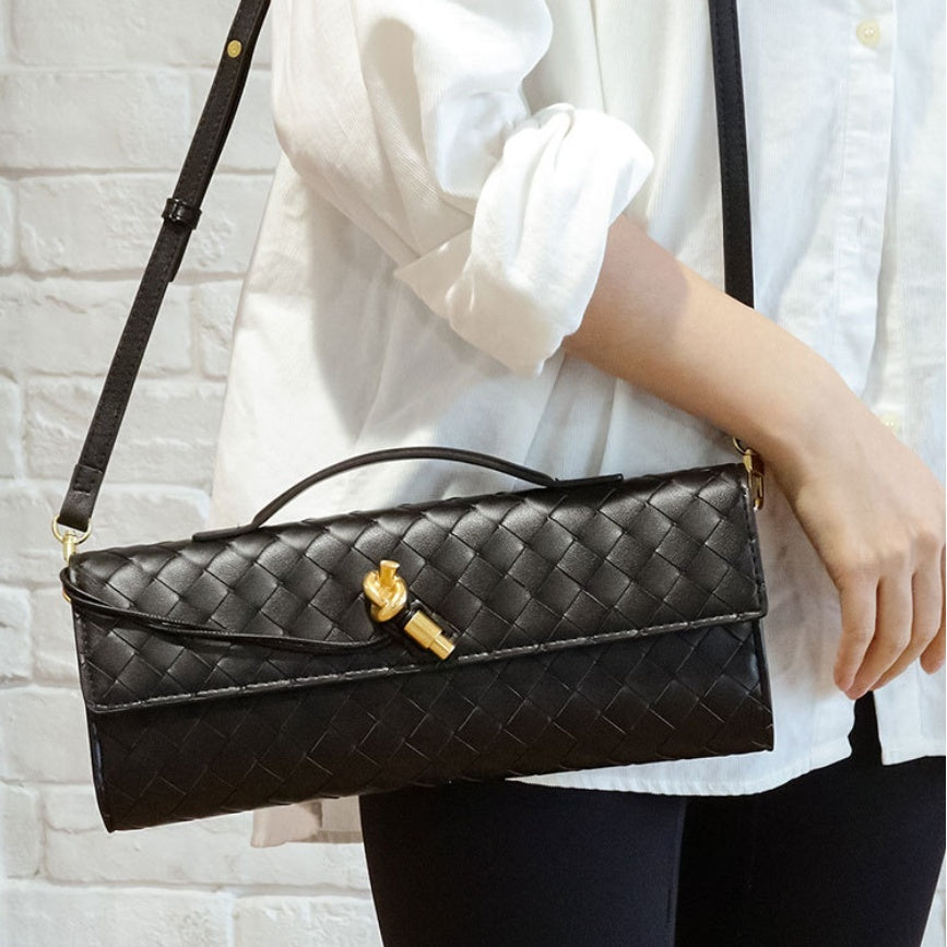 Pochette de luxe en cuir tressé pour femme, avec bandoulière réglable.