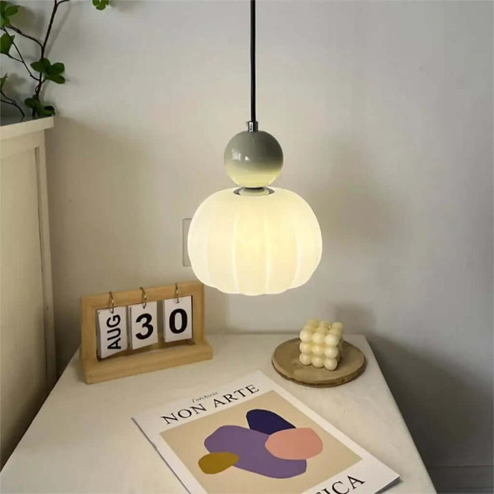 Éclairage intérieur Art Déco crème, suspension moderne et raffinée.