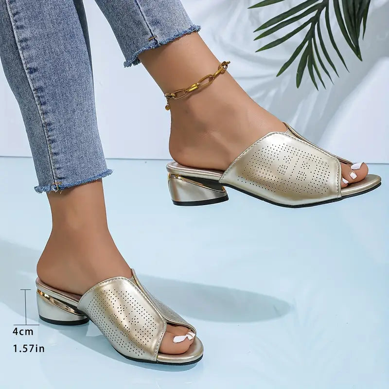 Sandales à talons bloc perforées pour femmes, couleur beige doré, style peep-toe, alliant confort et mode estivale.