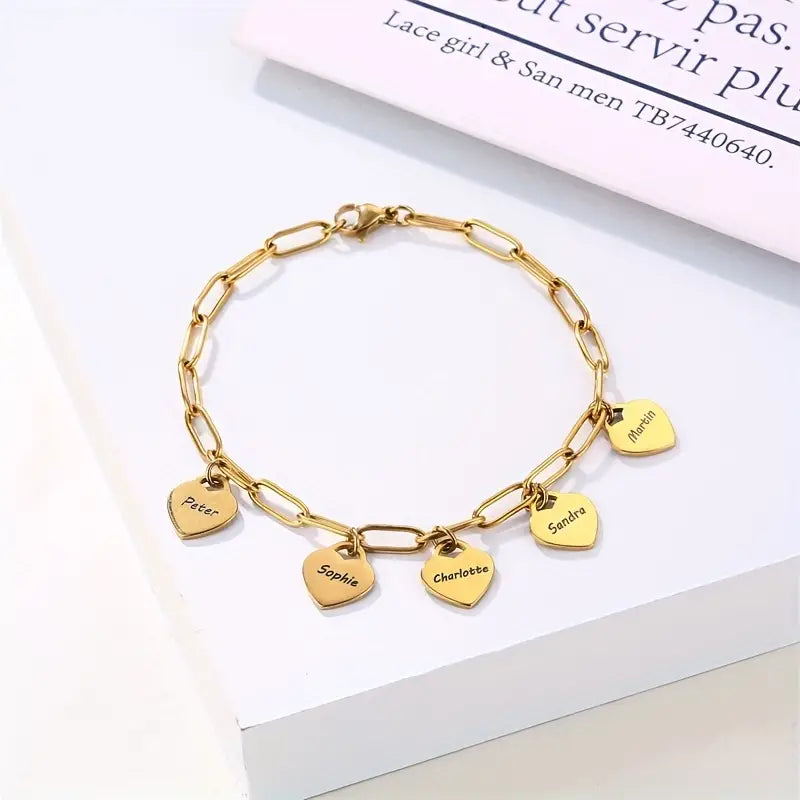 Cadeau romantique: bracelet personnalisé femme avec cœurs gravés, symbole d'amour et d'affection.