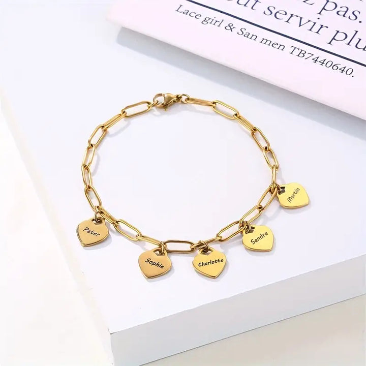 Cadeau romantique: bracelet personnalisé femme avec cœurs gravés, symbole d'amour et d'affection.