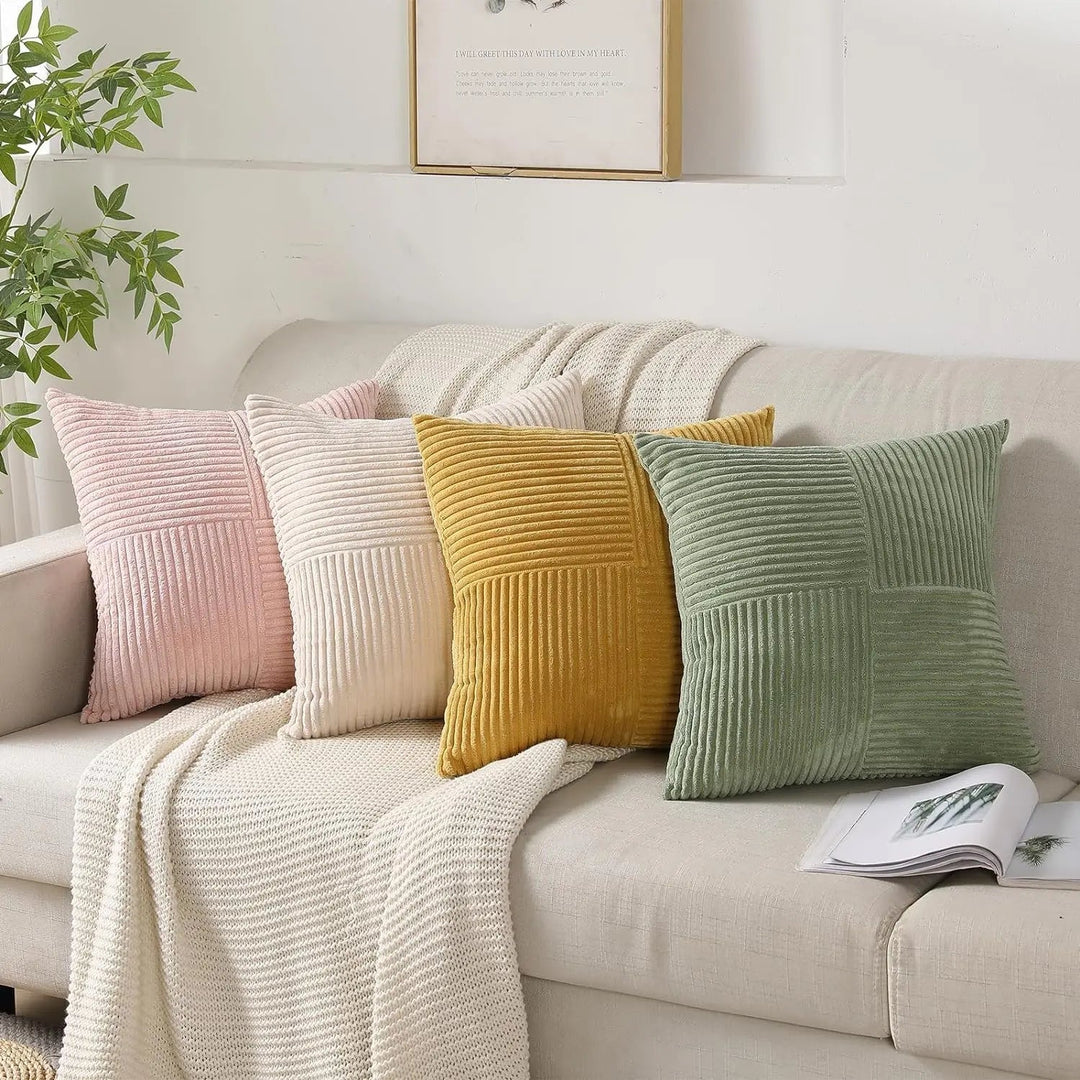 Housse de coussin minimaliste en velours côtelé pour salon, style moderne et confort.