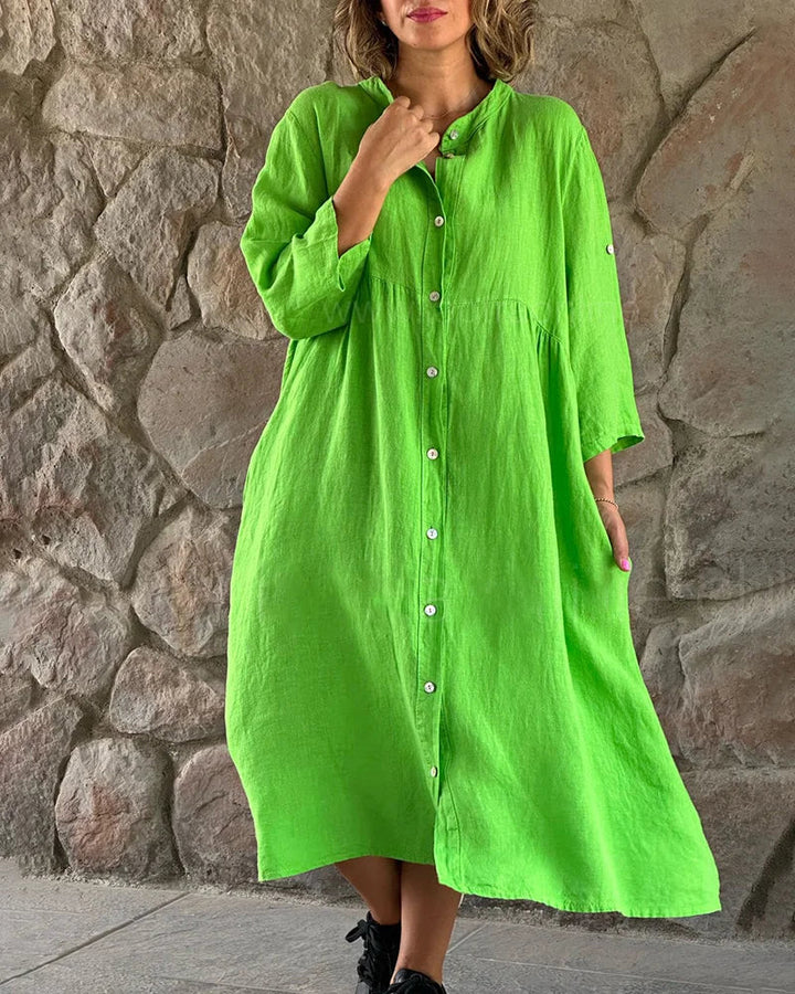 Robe Alya femme, style chemise fluide et chic. Idéale pour le bureau ou une journée décontractée d'été. Polyvalente.