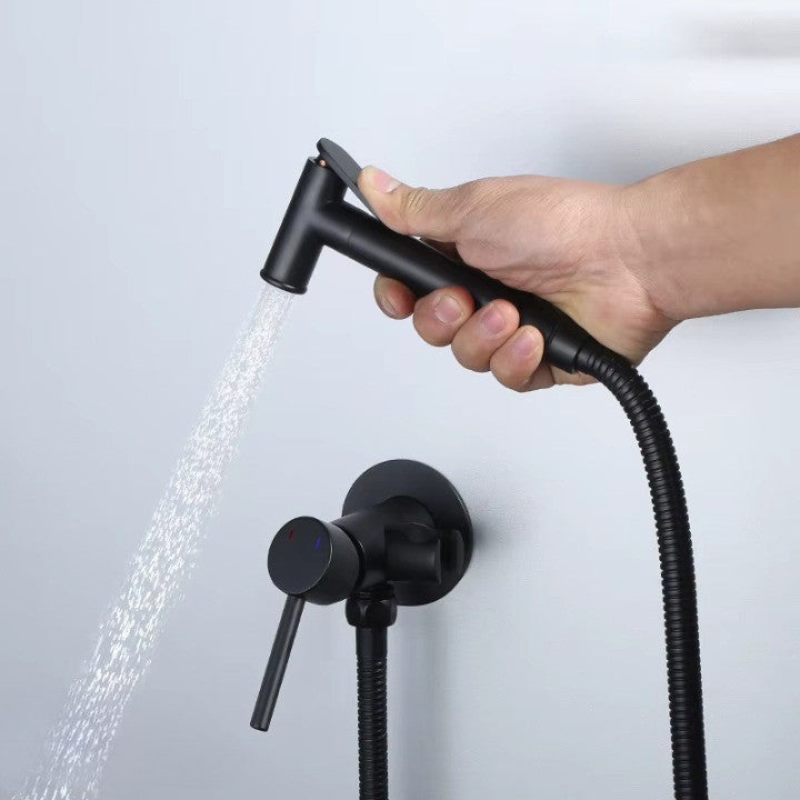 Douchette bidet murale en laiton chromé avec contrôle de température pour une hygiène optimale.