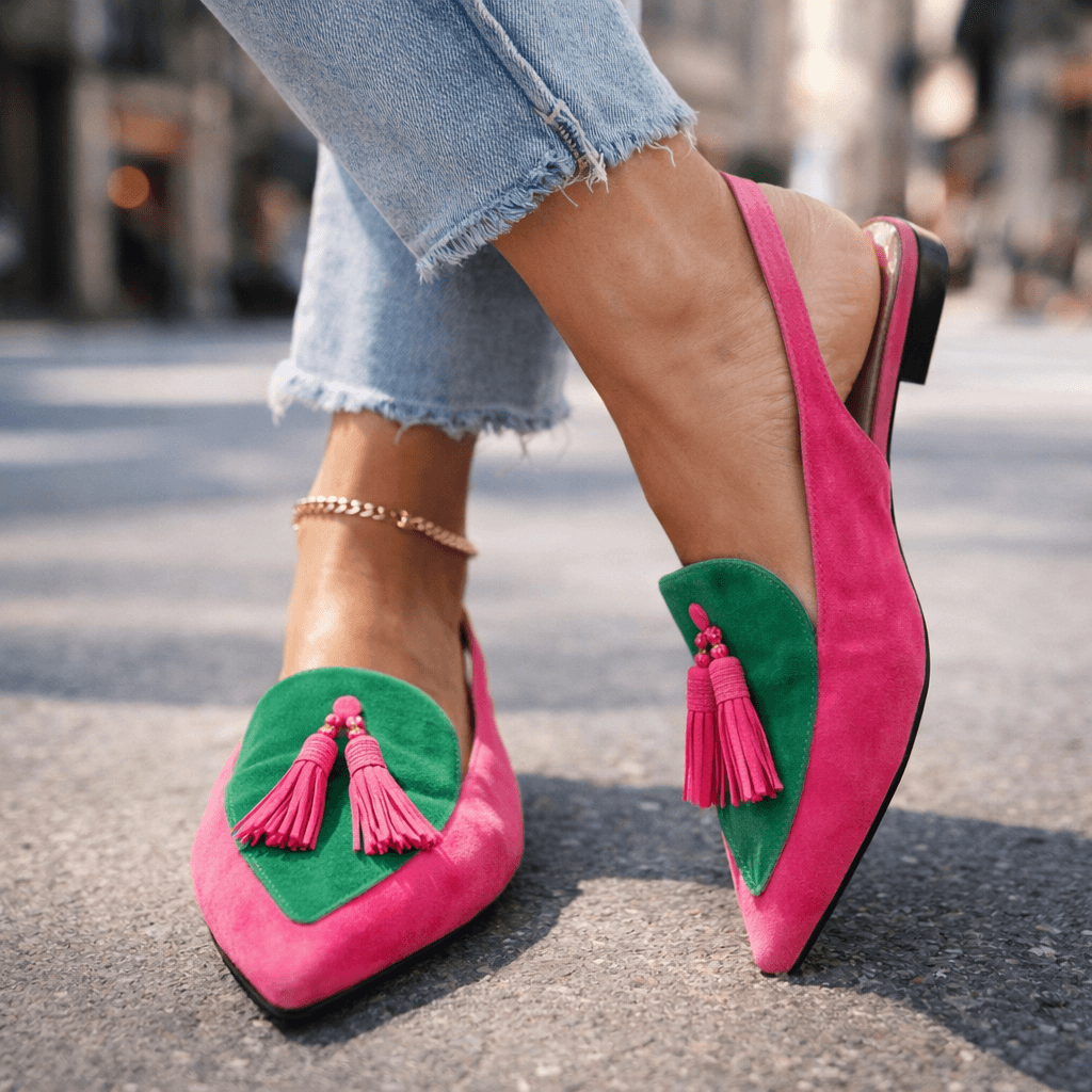 Mules femme bicolores à pompons, chaussures mode idéales pour un style décontracté mais élégant.