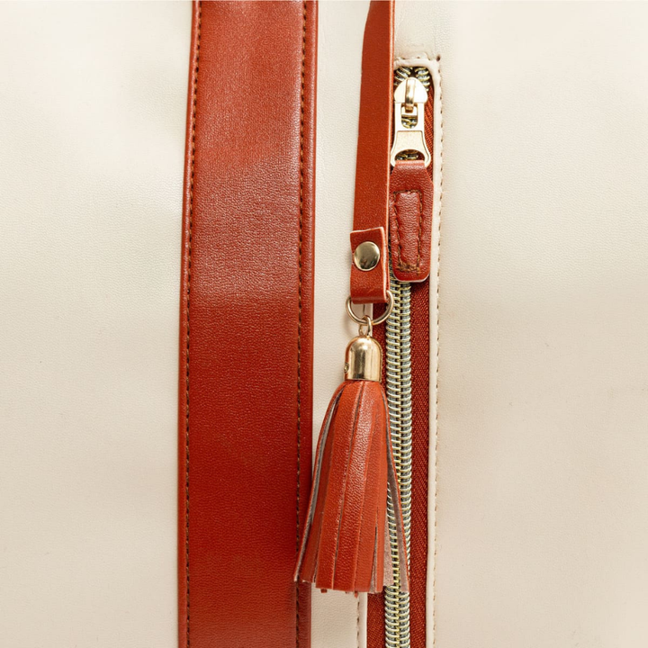 Duffel blanc pour femme, sac de cabine chic et spacieux pour les essentiels.