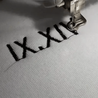 Pull couple personnalisé avec broderie unique, idéal cadeau Saint-Valentin et souvenir.