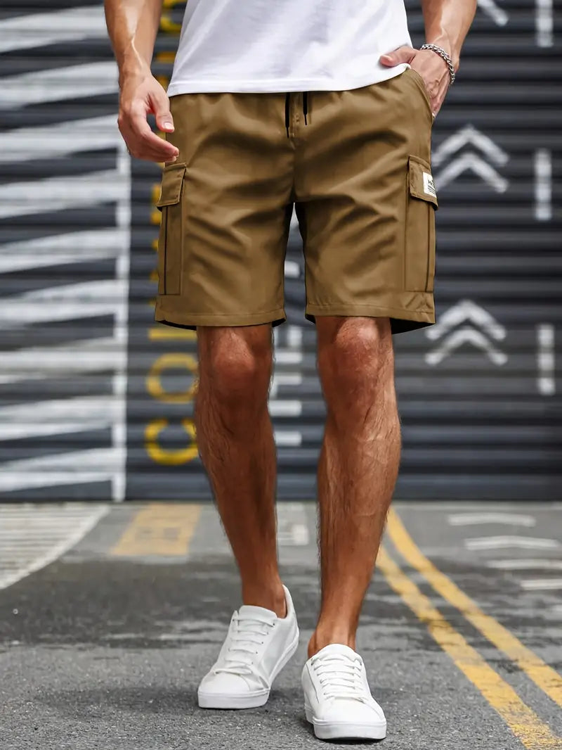 Short cargo homme en sergé de coton, robuste et stylé, un indispensable pour l'été.