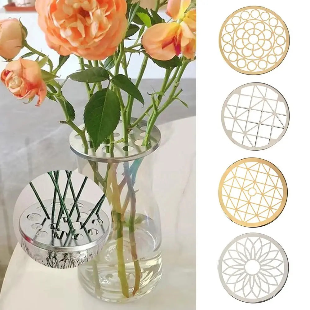 Support de fleurs en métal noir pour arrangement floral stable et élégant sur une table. Idéal pour fleurs coupées.