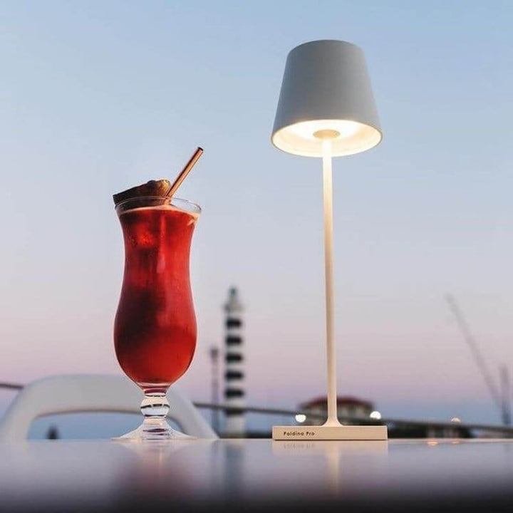 Lampe de table LED sans fil, compatible Alexa, design épuré, idéale pour un éclairage d'ambiance.
