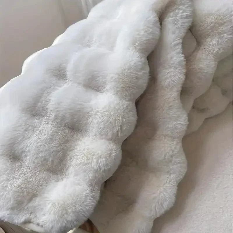 Tapis en peluche douce et confortable, design fleuri moderne pour chambre ou salon. Facile d'entretien.