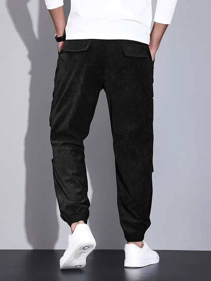 Pantalon cargo ajusté pour homme, look décontracté et urbain. Conçu pour le confort et le style.