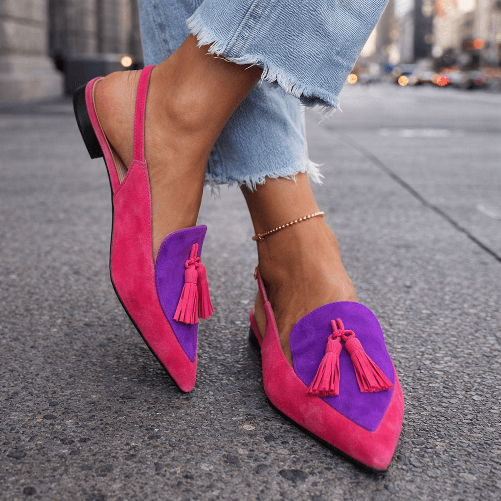 Chaussures mules femme bicolores chics et confortables, parfaites pour l'été, avec jolis pompons.