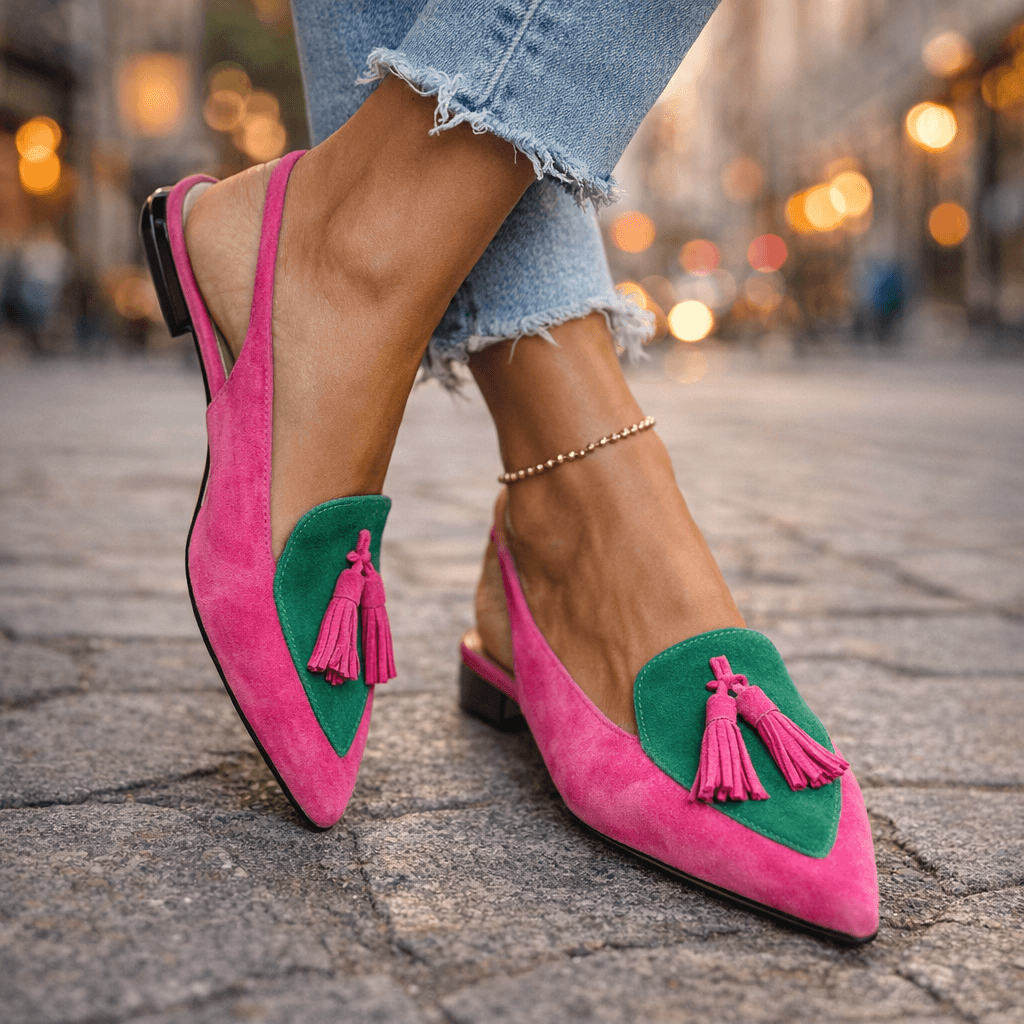 Mules femme bicolores élégantes avec pompons tendance pour un style estival chic.