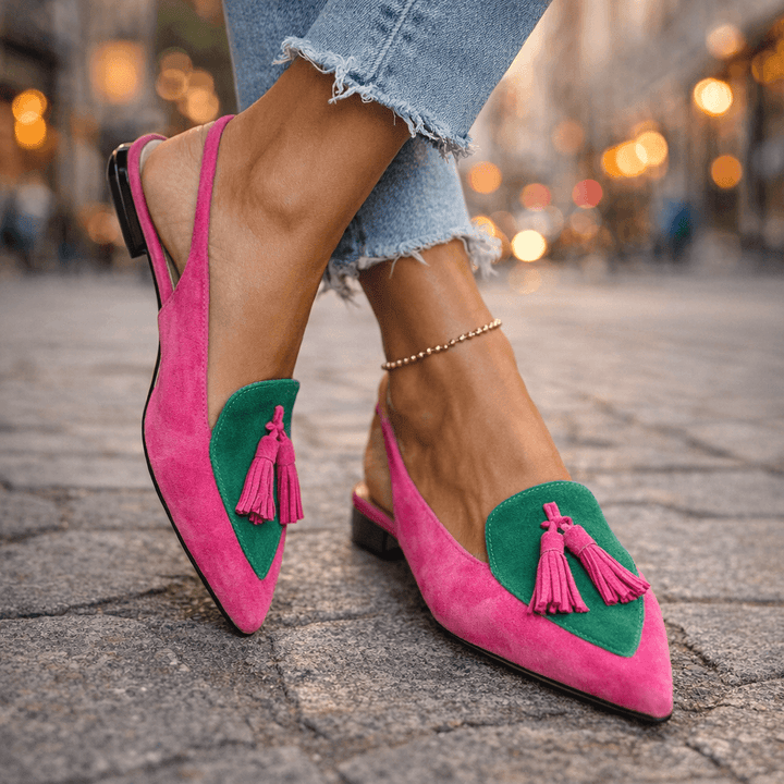 Mules femme bicolores élégantes avec pompons tendance pour un style estival chic.