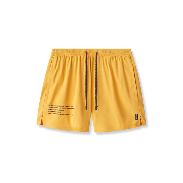 Détail du short de sport homme, montrant le tissu léger et la conception axée sur la performance.