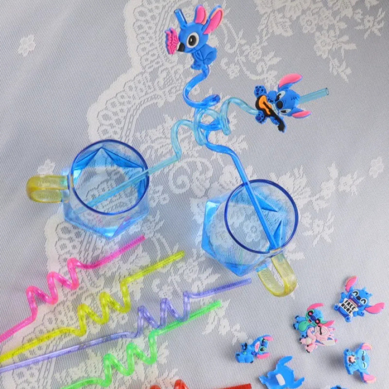 Enfants buvant avec des pailles réutilisables Stitch aux couleurs vives, un accessoire de fête amusant et sûr.